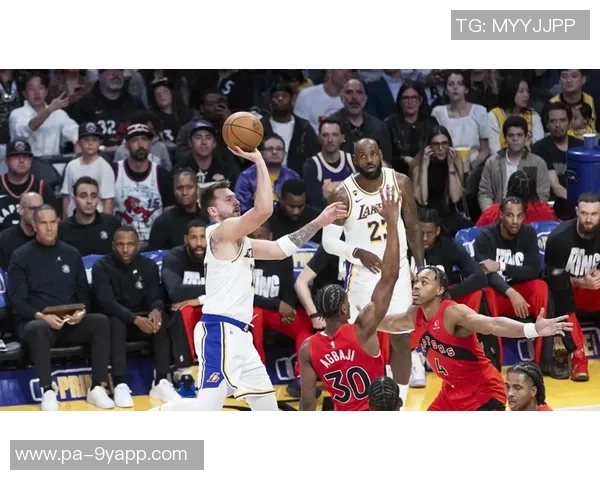 里夫斯赛季正负值领跑湖人东契奇紧随其后詹姆斯表现不佳居队内倒数